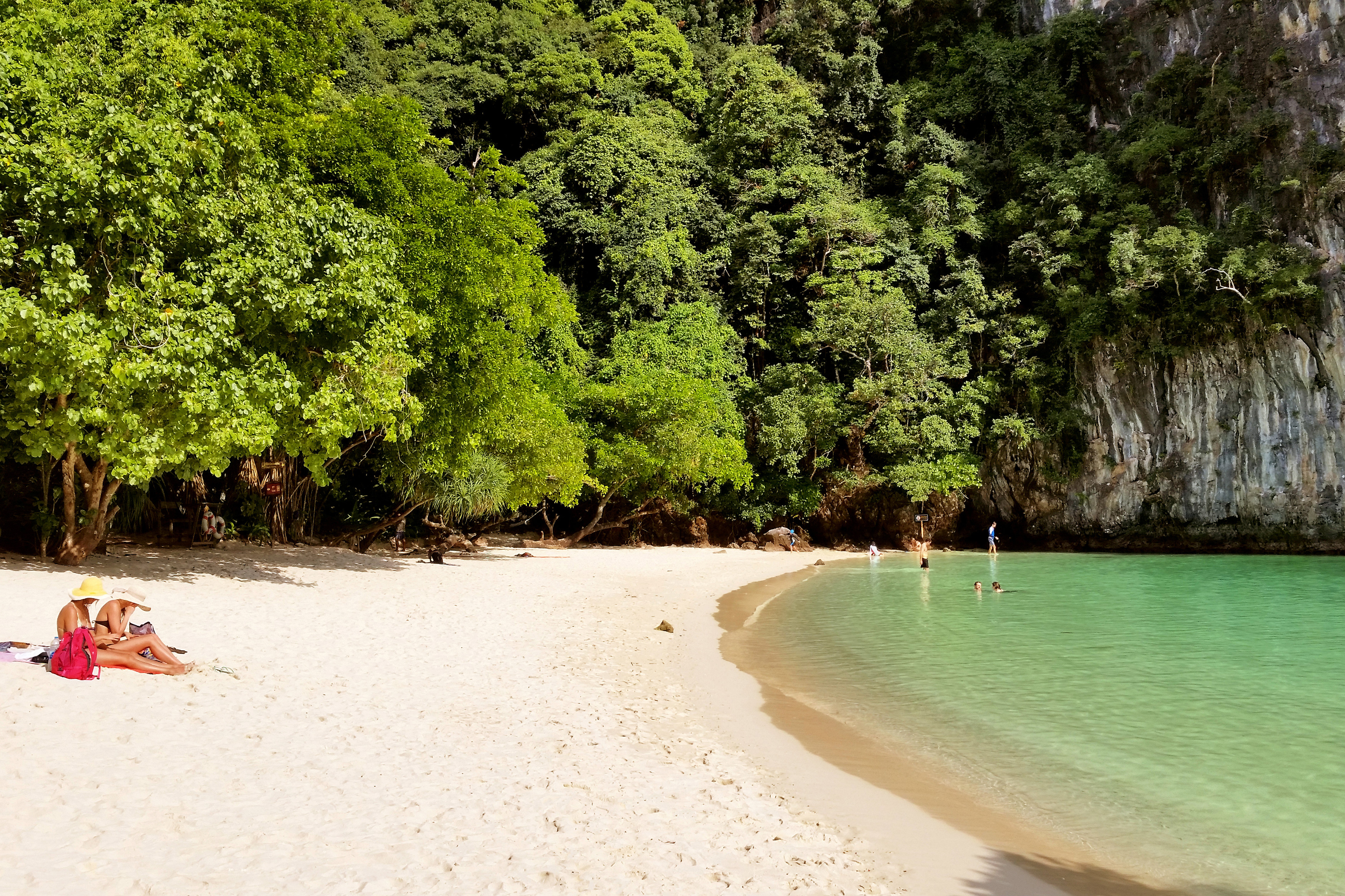 Hong Islandin saarelle järjestetään veneretkiä Klong Muangista sekä Ao Nangilta