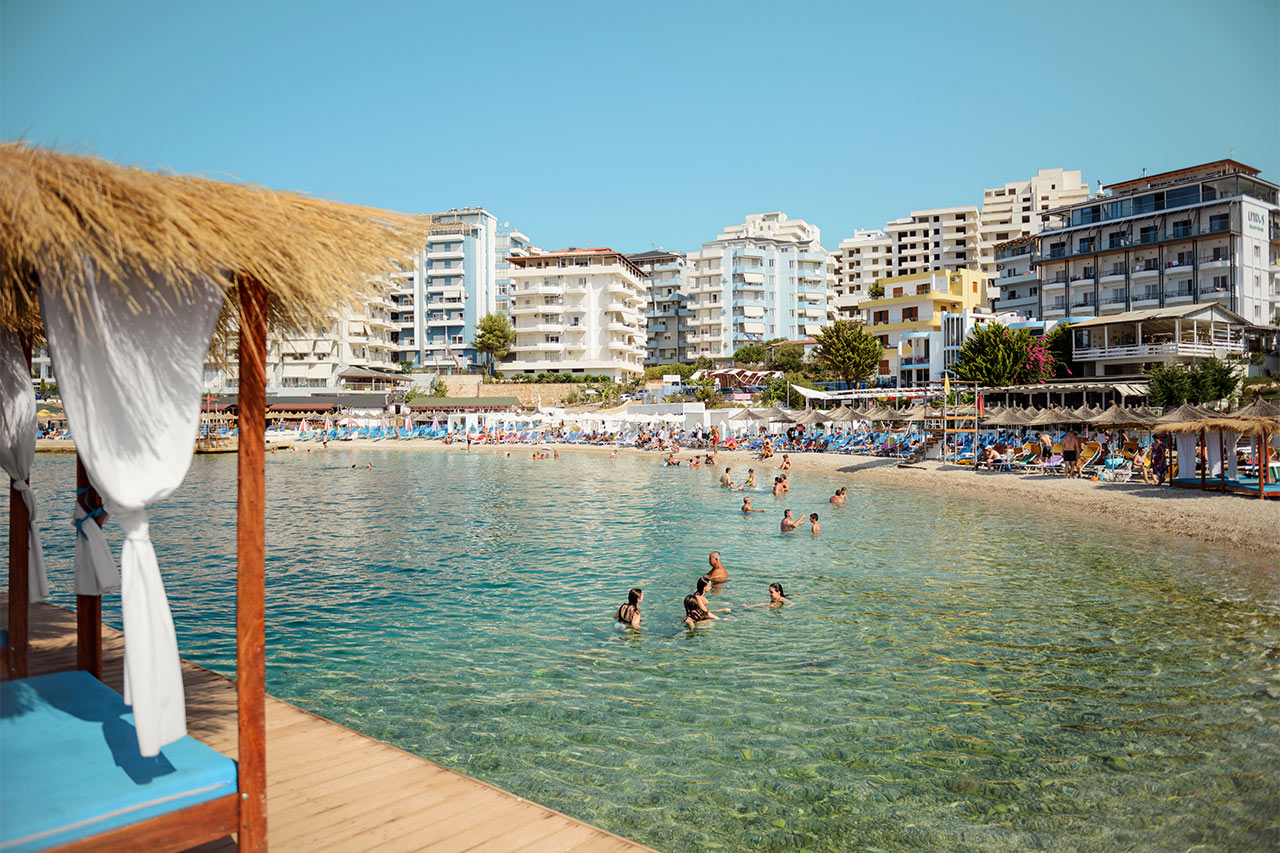 Epirus- ja Apollon-hotellien lähin ranta