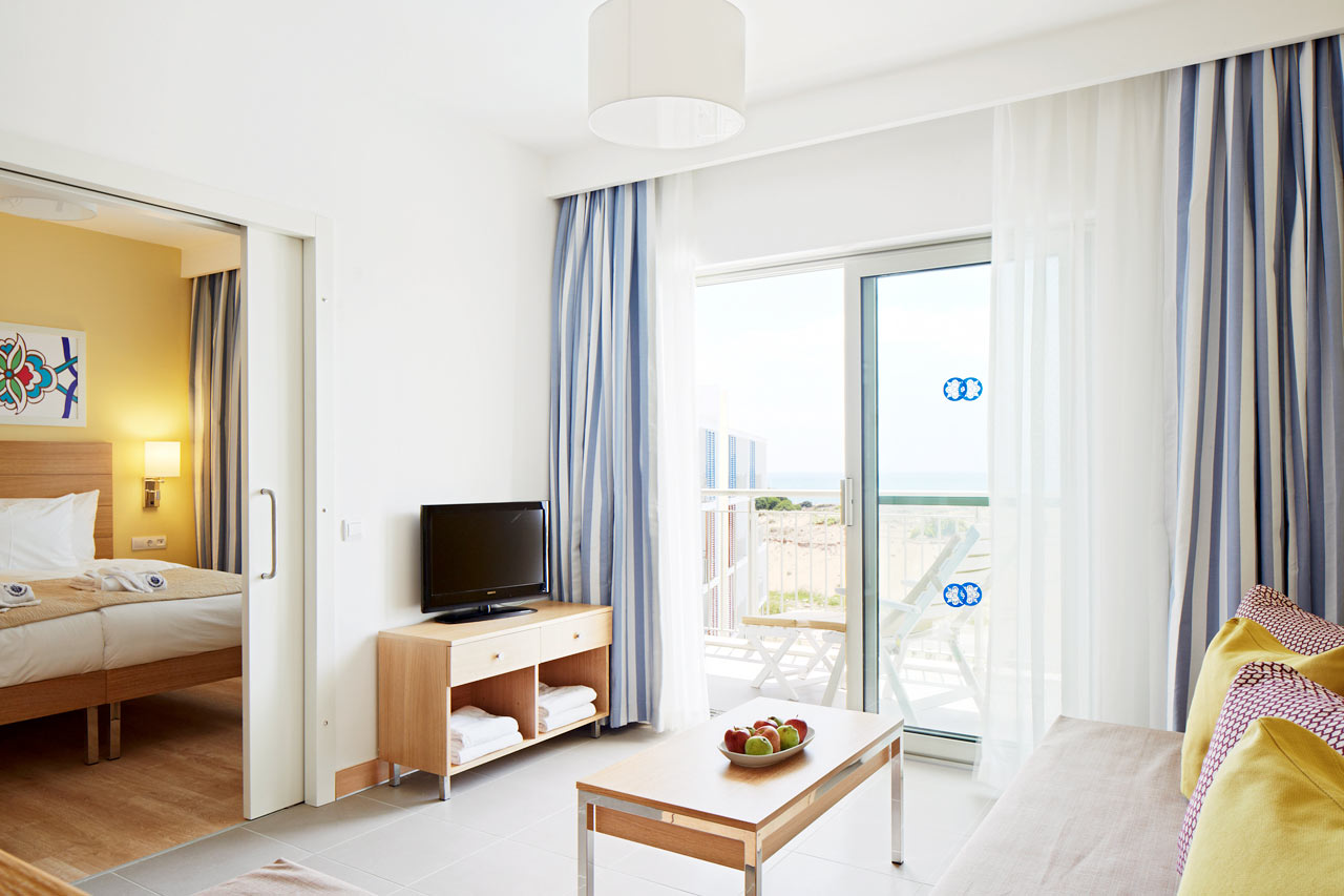 Royal Family Suite -kaksio, parveke allasalueelle