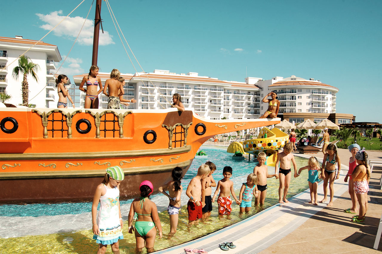 Hotellissa on suuri leikkiallas, jossa merirosvolaiva