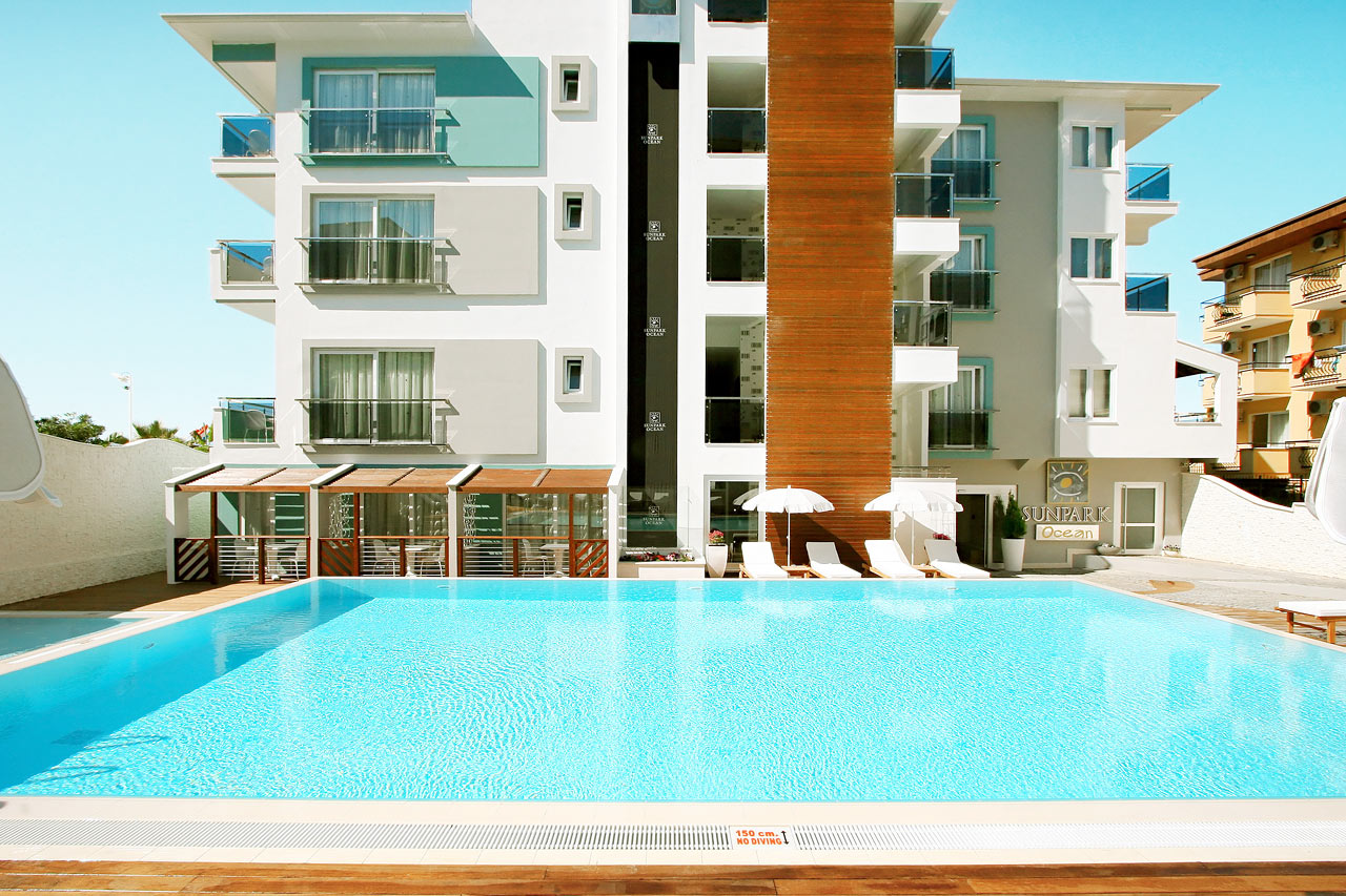 Hotellissa on kaksi allasaluetta, molemmat Sunprime Loungen yhteydessä.