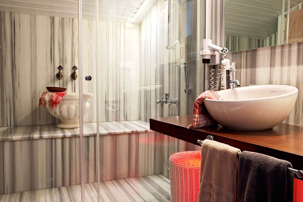 Penthouse Suite, jossa parveke ja merinäköala. Turkkilaistyylinen kylpyhuone.
