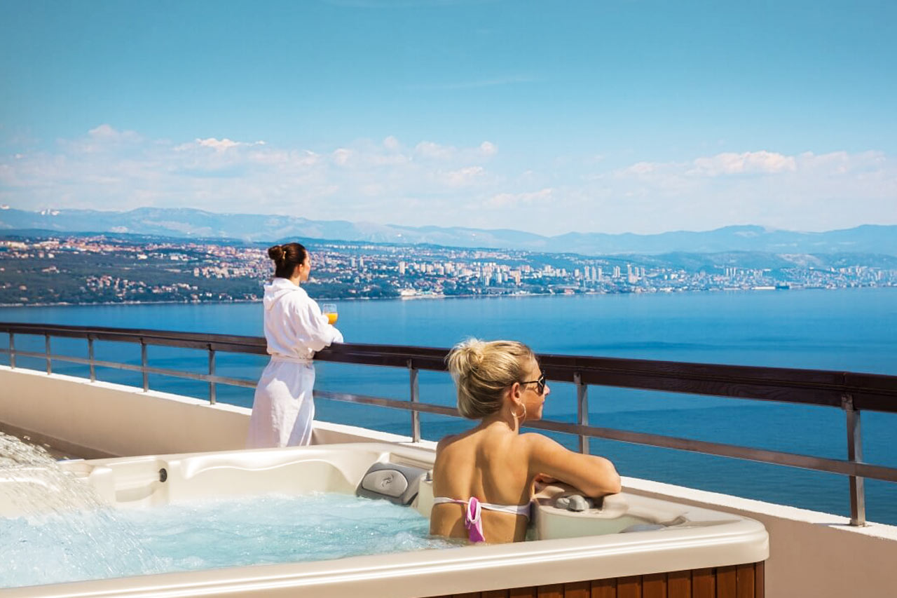 Premium-huoneesta on pääsy aurinkoterassille, jossa on jacuzzi