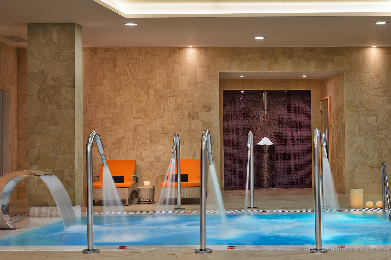 Sisäuima-allas hotellin spa-osastolla