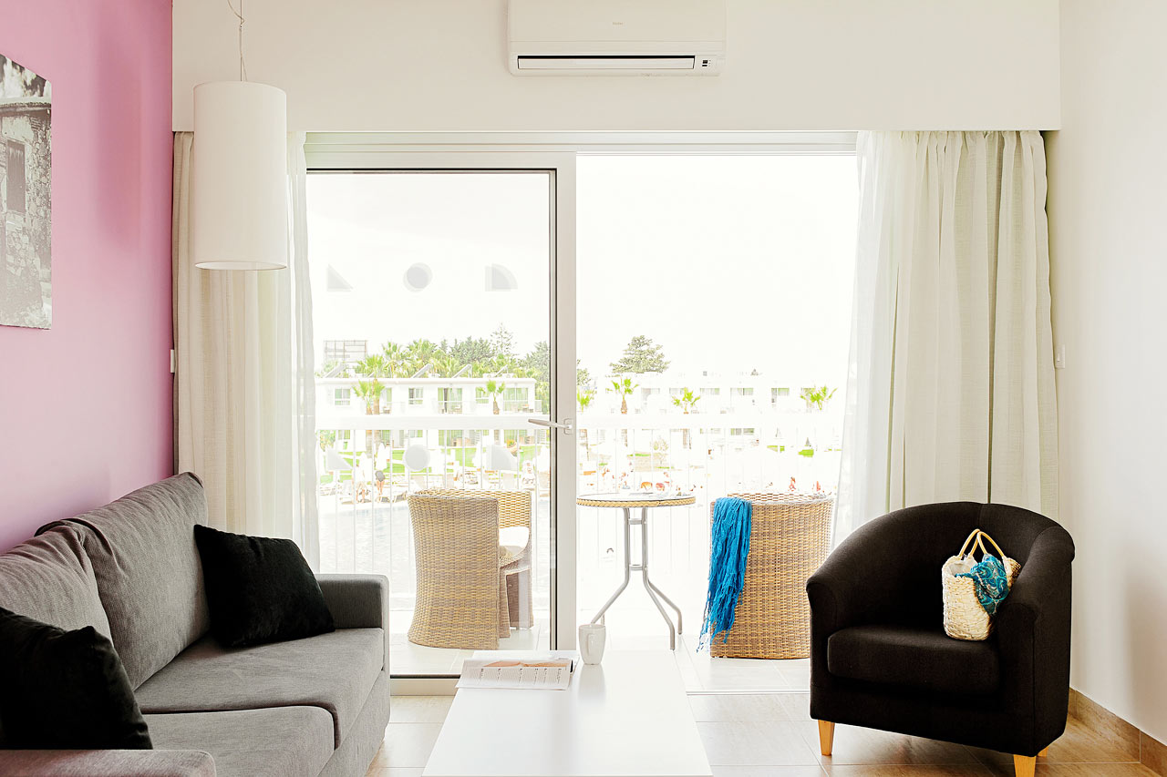 Junior Suite, jossa parveke allasalueelle päin