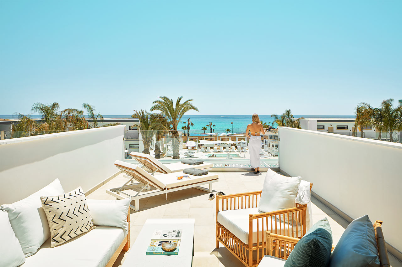 CLUB SUITE, 2 huonetta, suuri parveke meren puolella