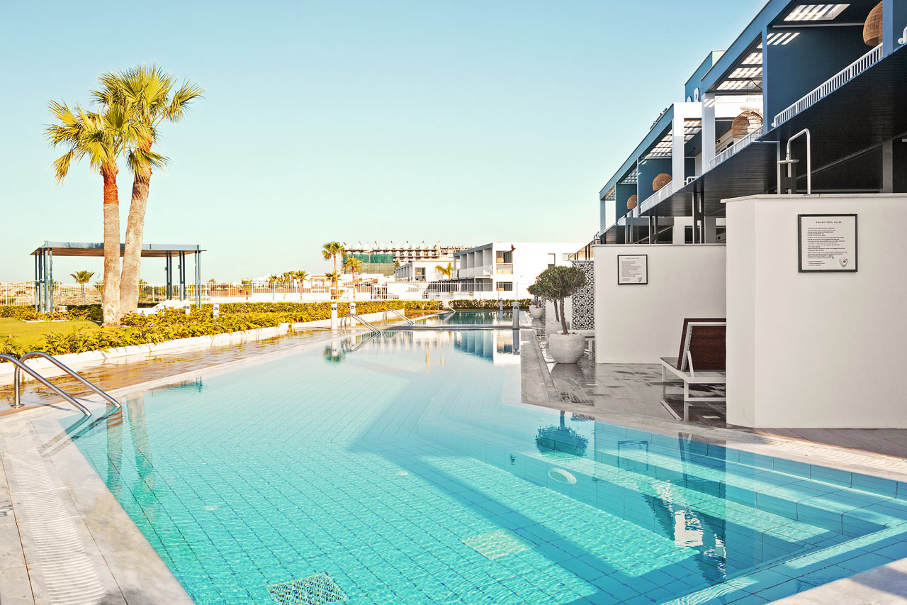 CLUB POOL SUITE, 2 huonetta, iso terassi meren puolella, suora pääsy yksityiseen/jaettuun uima-altaaseen