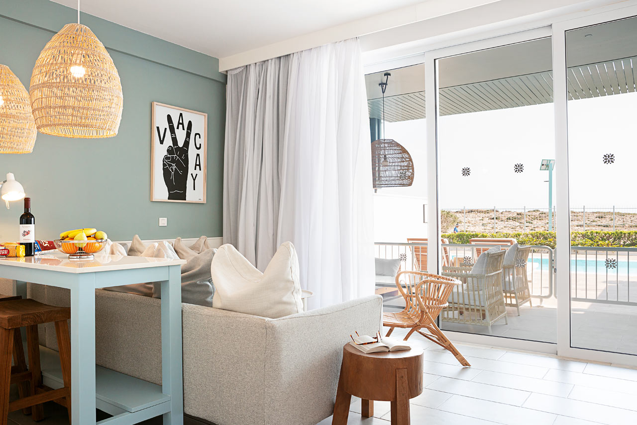 CLUB POOL SUITE, 2 huonetta, iso terassi meren puolella, suora pääsy yksityiseen, jaettuun altaaseen