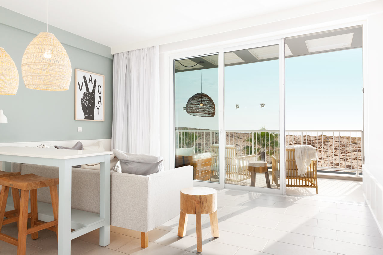 Isompi CLUB SUITE, 2 huonetta, parveke ja merinäköala