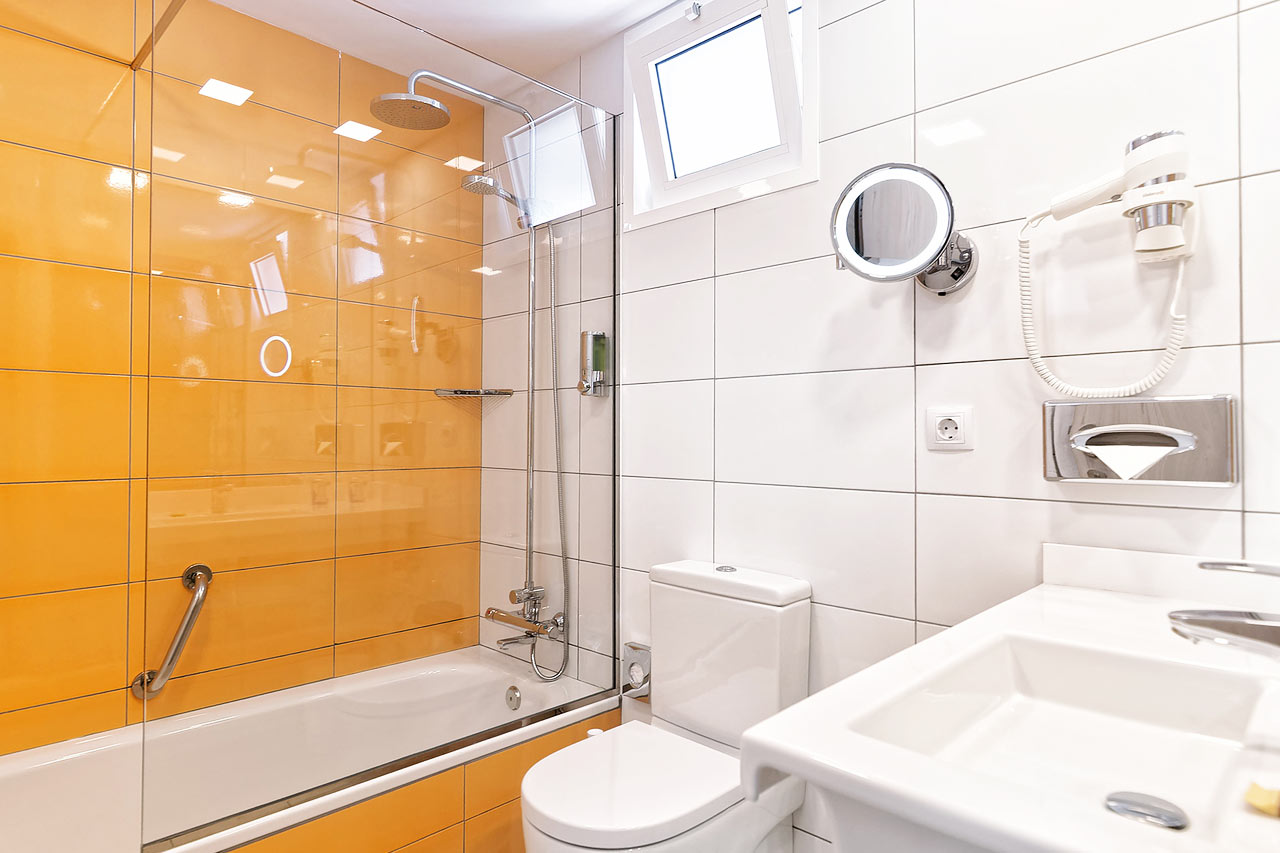 Kahden hengen huoneen kylpyhuone