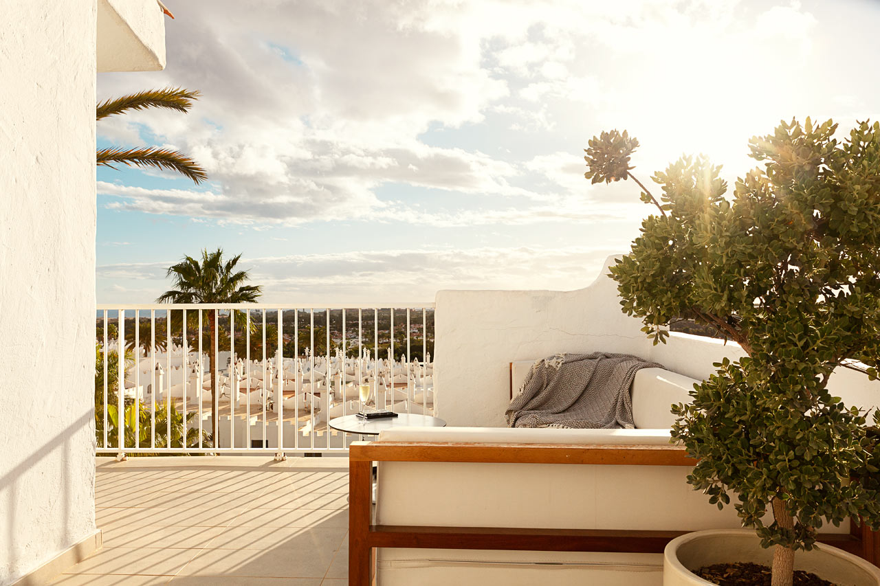 Kaikissa Prime Lounge Suites -huoneistoissa on suuri kalustettu parveke ja aurinkovuoteet.