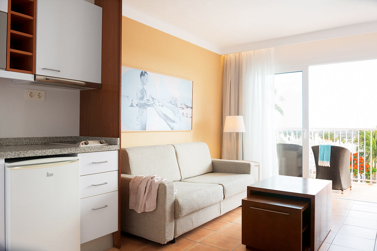 Junior Suite ja parveke allasalueelle päin
