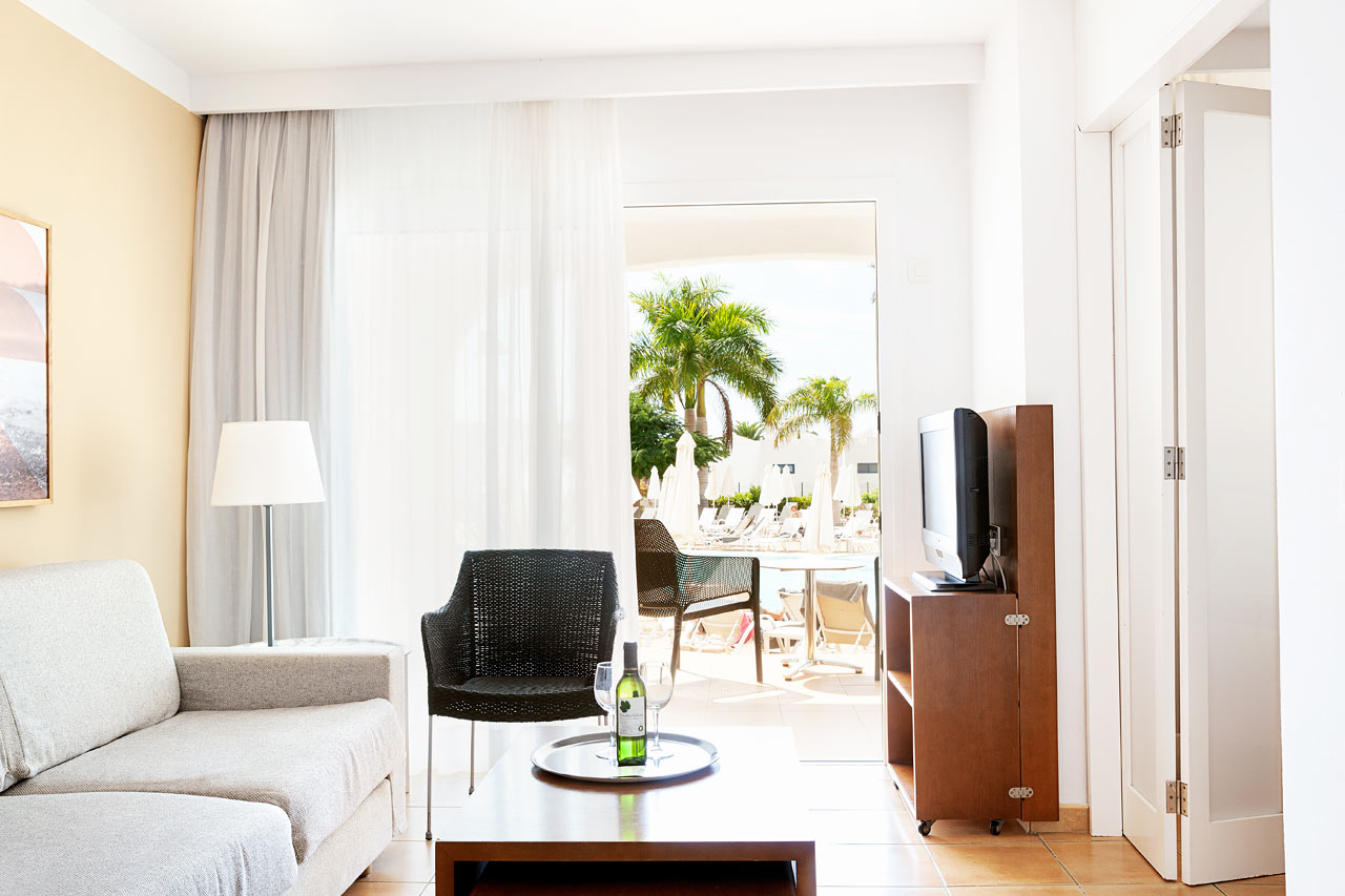 Junior Suite ja terassi allasalueelle päin