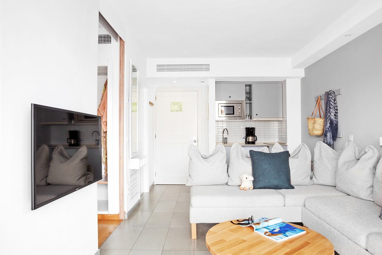 Royal Lounge Suite -kaksio, aidattu terassi allasalueelle päin, Mimosa-rakennus.