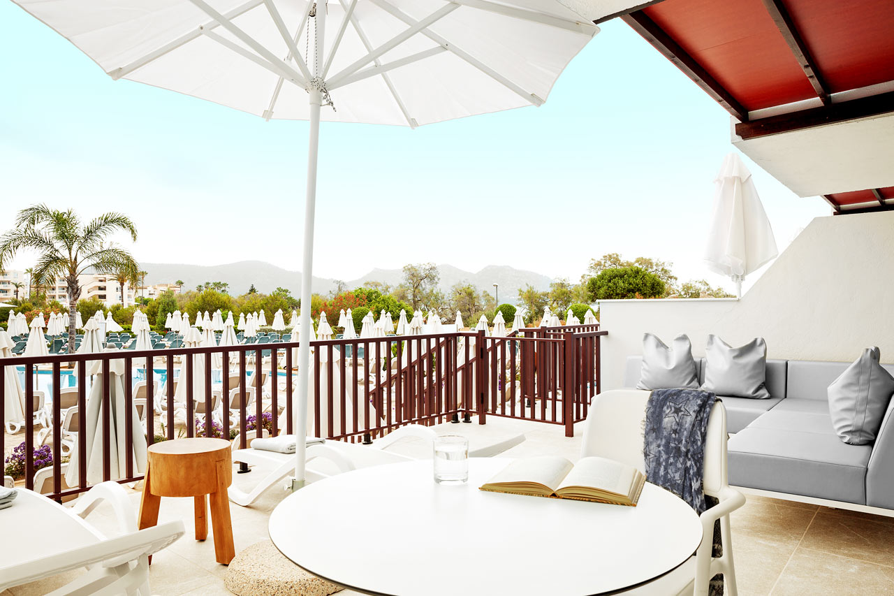 Royal Lounge Suite -kaksio, aidattu terassi allasalueelle päin, Mimosa-rakennus.