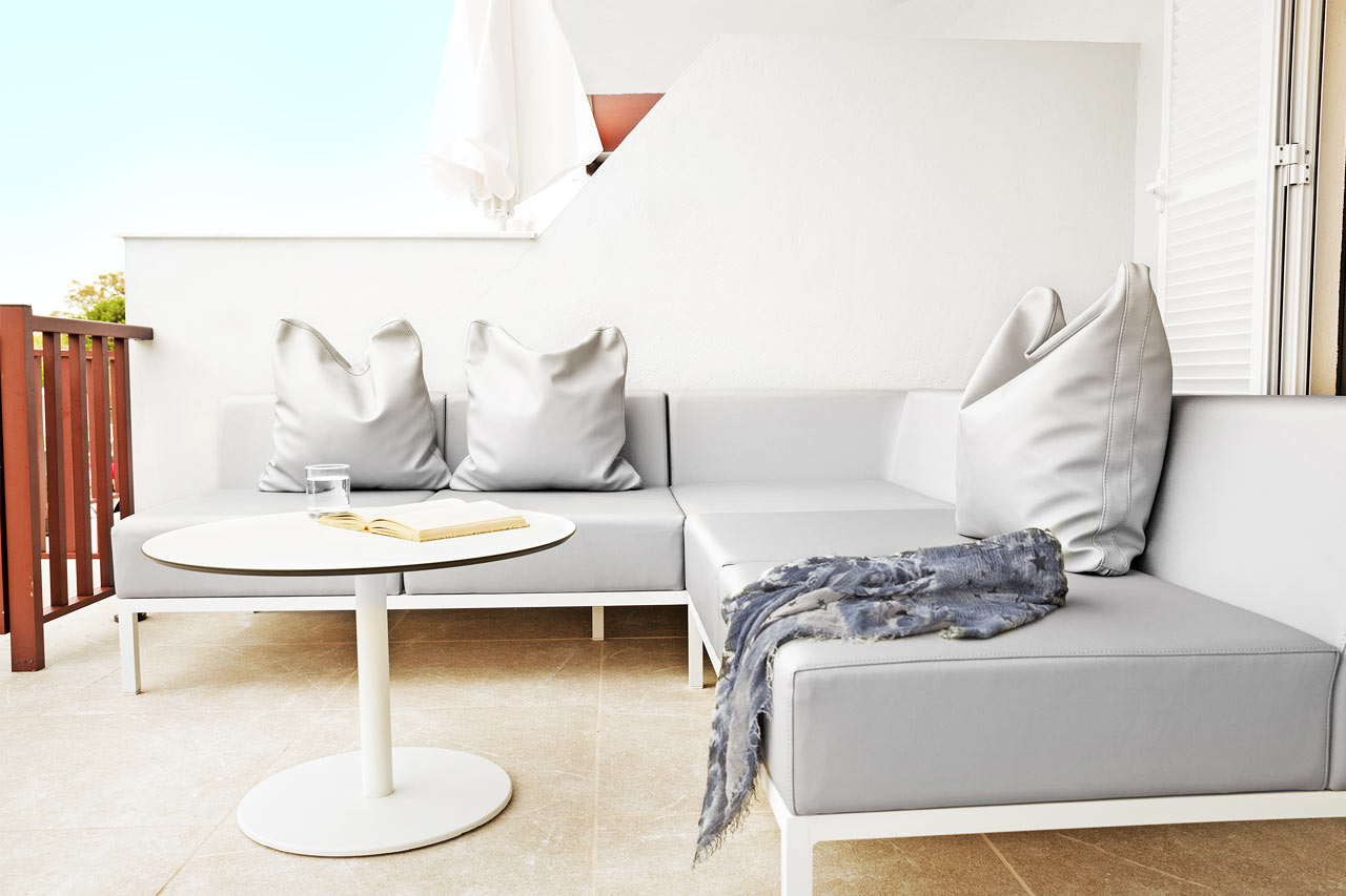 Royal Lounge Suite -kaksio, aidattu terassi allasalueelle päin, Mimosa-rakennus.