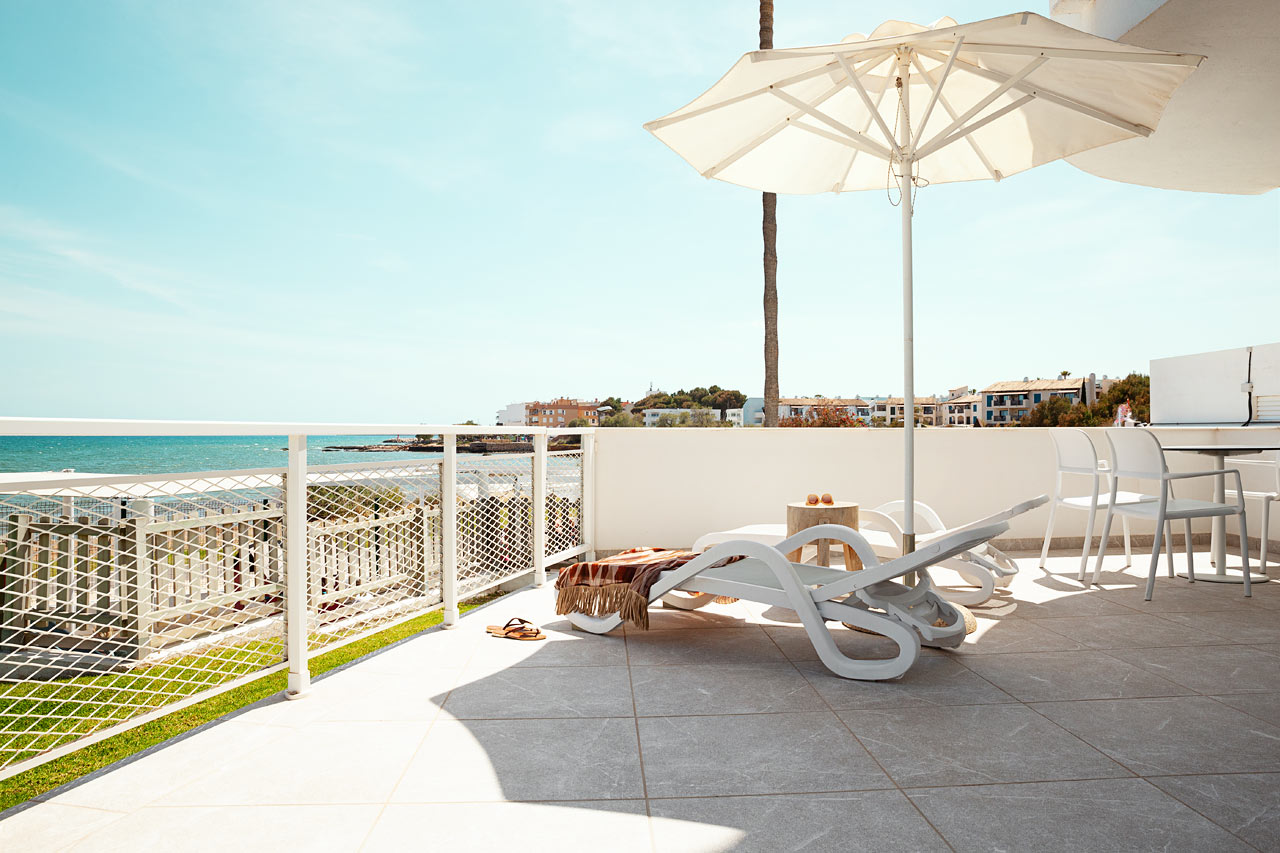 RROYAL LOUNGE SUITE -kaksio, iso terassi ja merinäköala, Bouganvilla