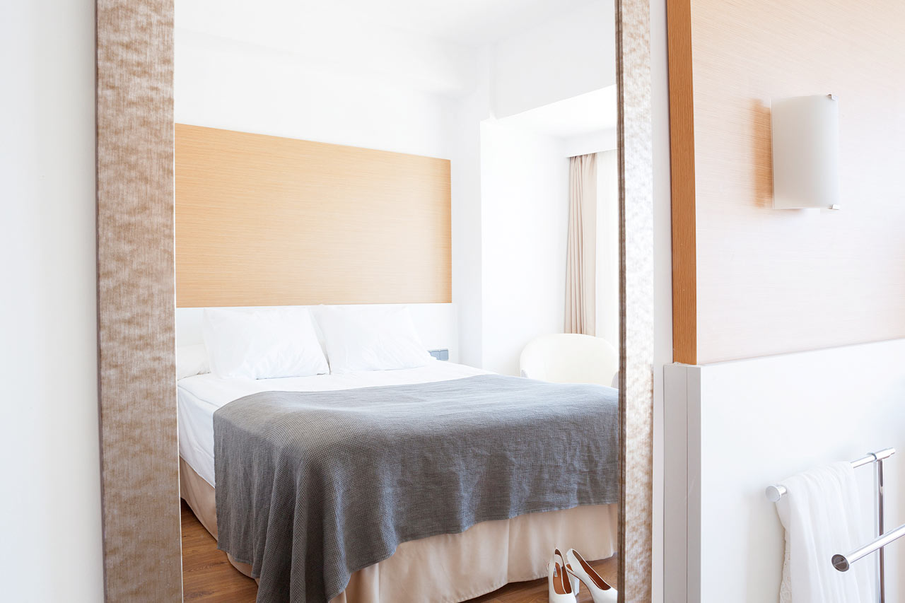 Classic Room, pieni parveke ja rajoitettu merinäköala
