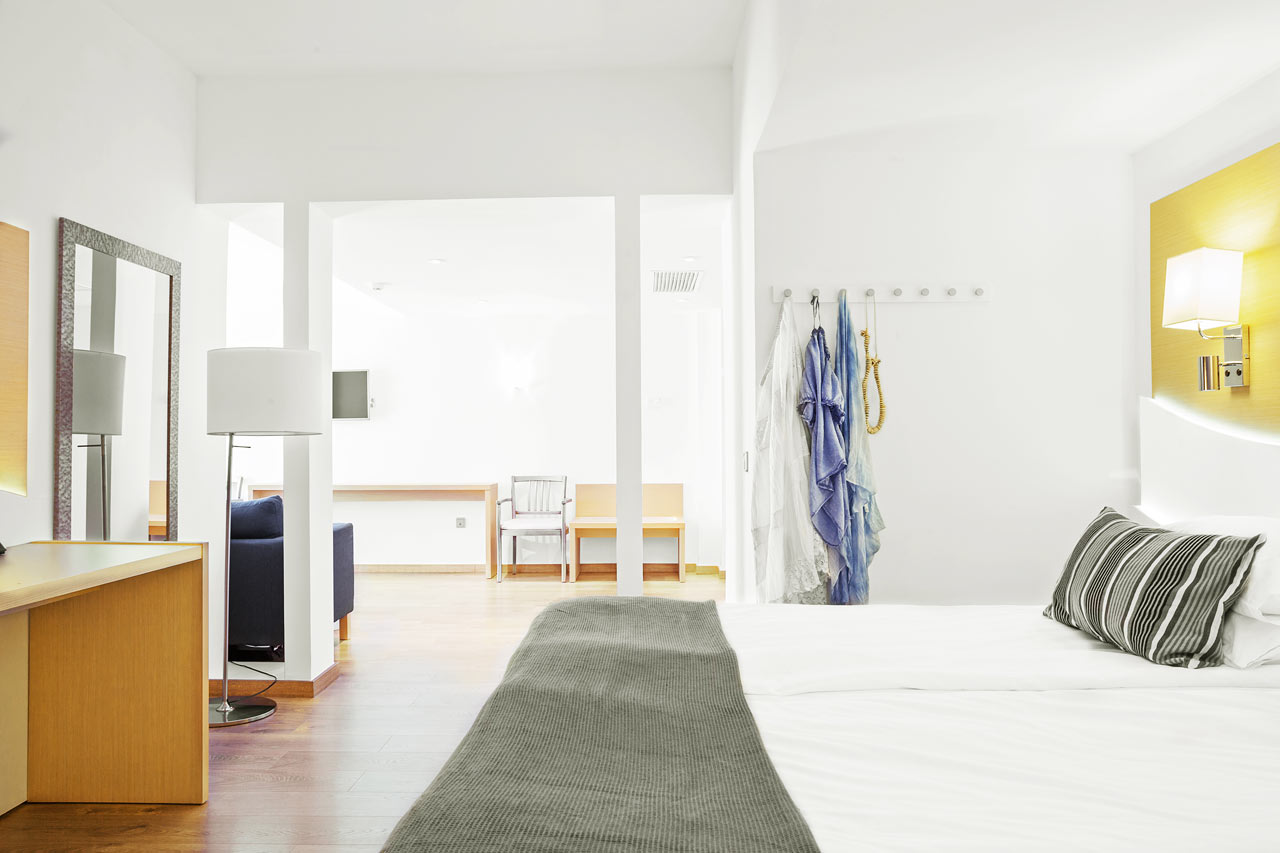 Junior Suite, pieni parveke ja rajoitettu merinäköala
