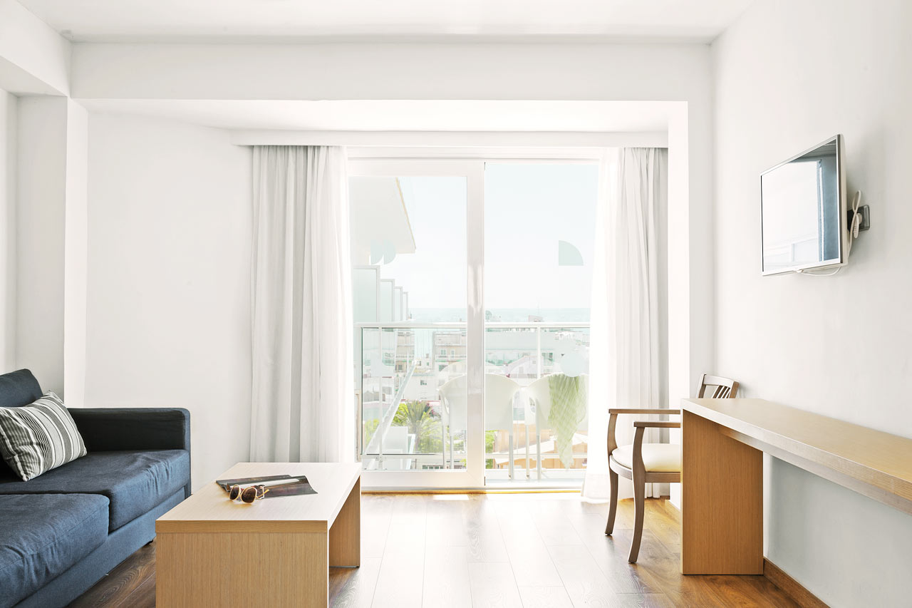 Junior Suite, pieni parveke ja rajoitettu merinäköala