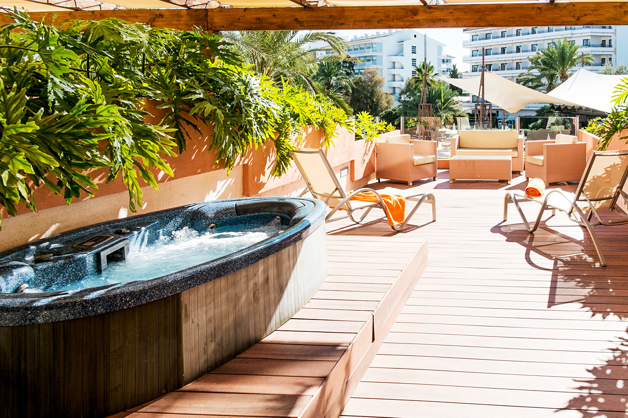 Yksiö ja kolmio, iso terassi ja jacuzzi