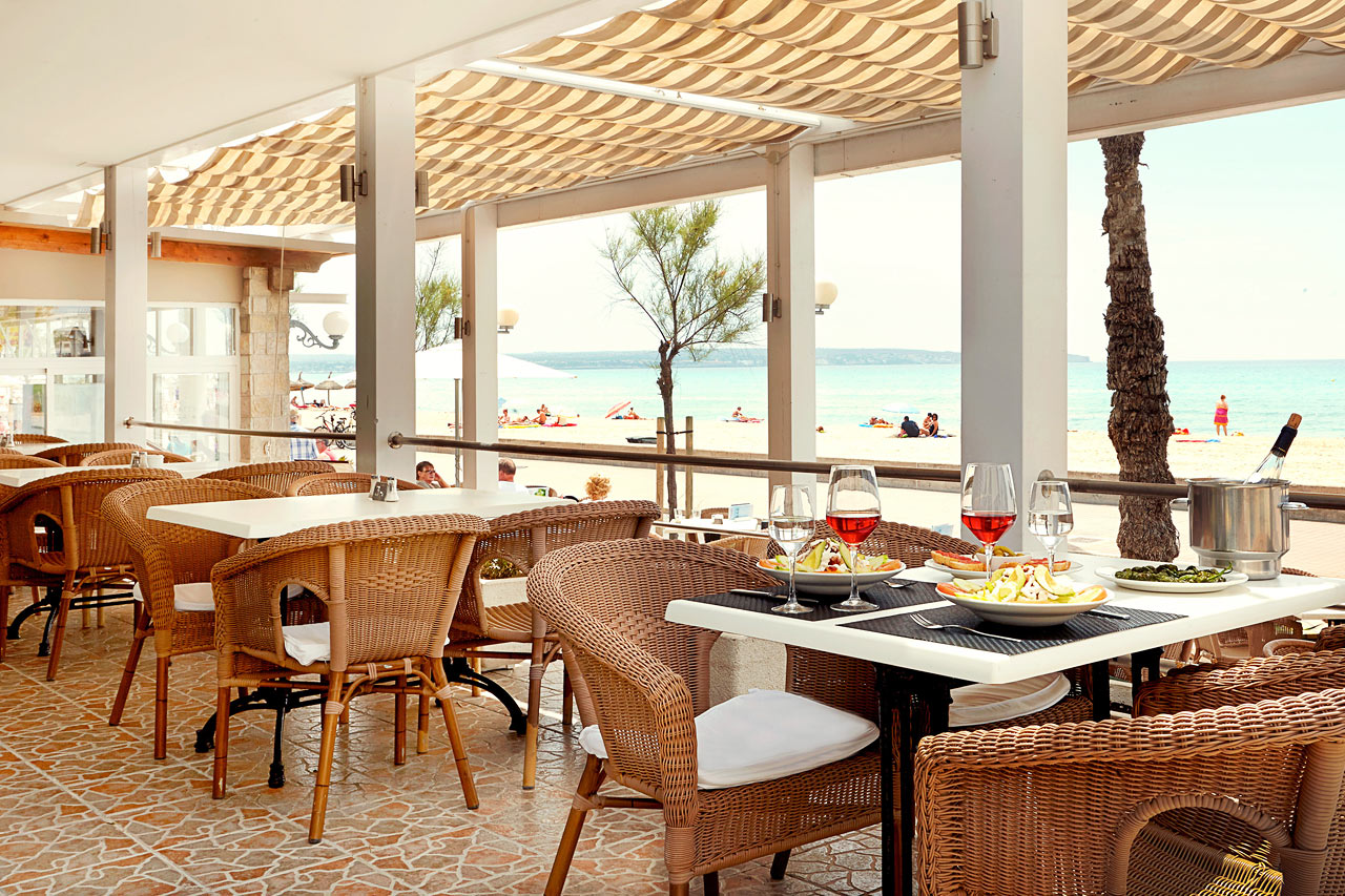Ravintola sijaitsee suositun Playa de Palman rantapromenadin varrella