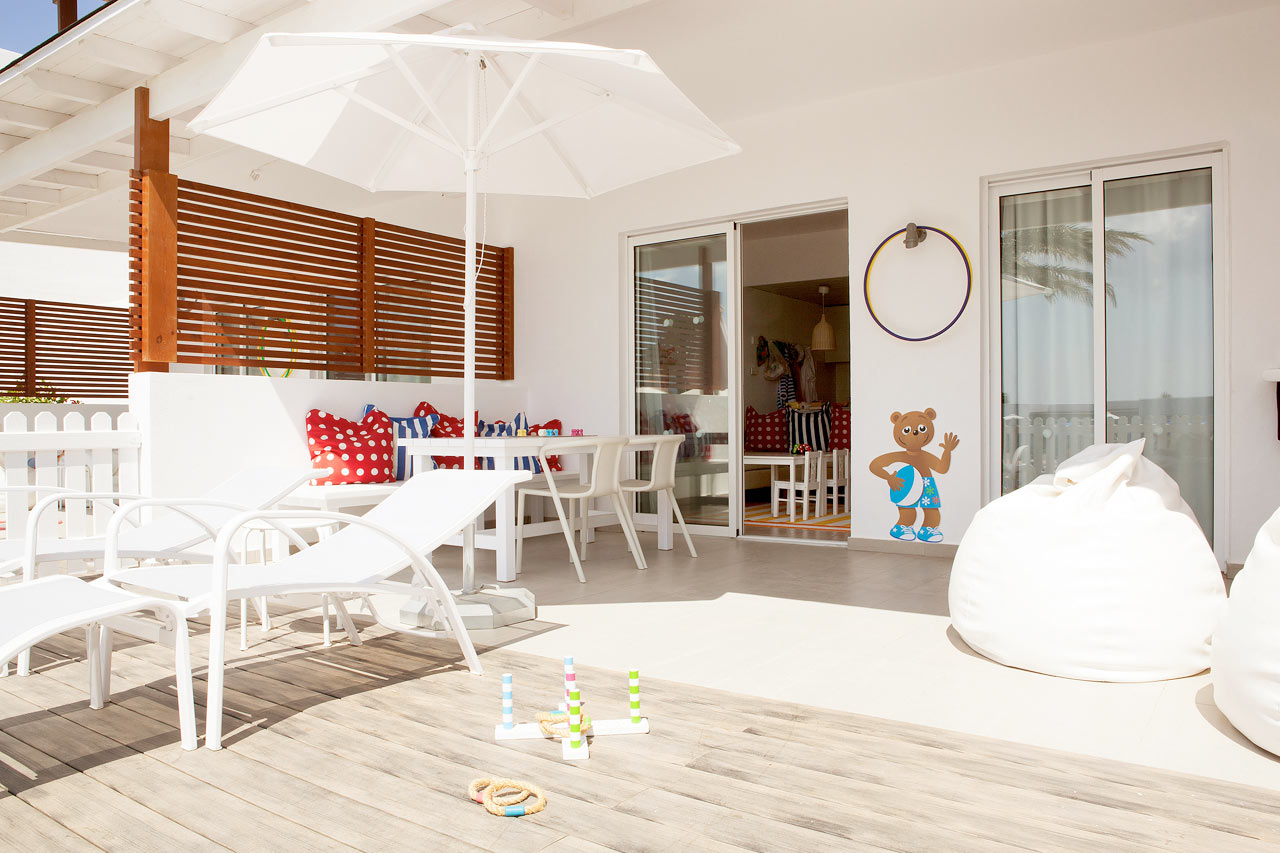 Lollo & Bernie Suite, jossa aidattu terassi allasalueelle päin (Helios)