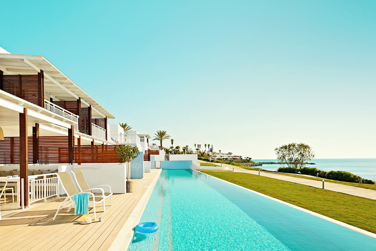 Royal Pool Suite, josta suora yhteys uima-altaaseen (Triton)