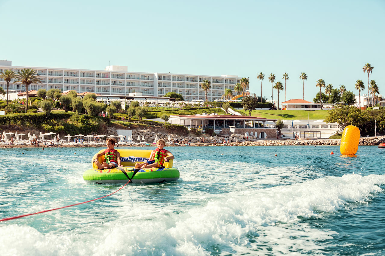 Sunwing Kallithea Beachin alapuolella sijaitsevalla rannalla voit kokeilla erilaisia vesiurheiluaktiviteettejatesta vattensport.