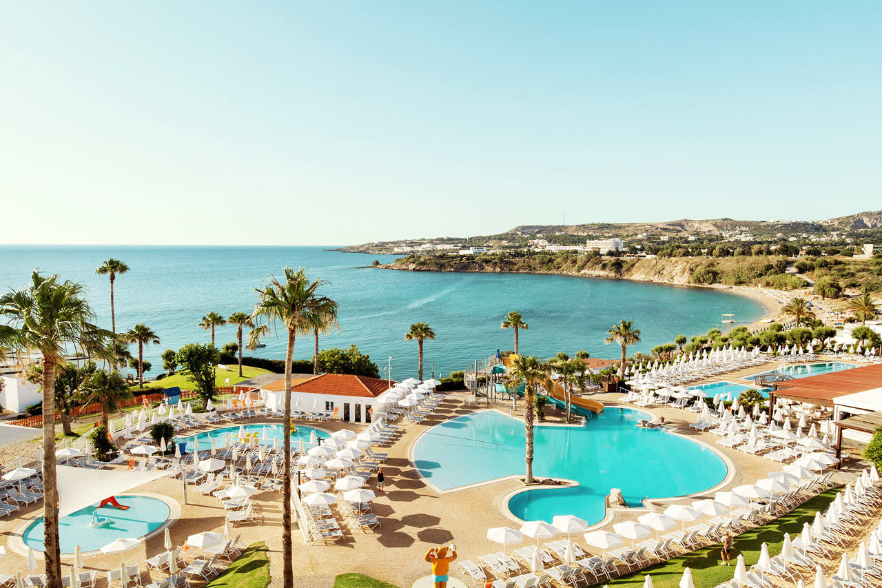 Sunwing Kallithea Beachin allasalueelta avautuvat upeat merinäköalat.