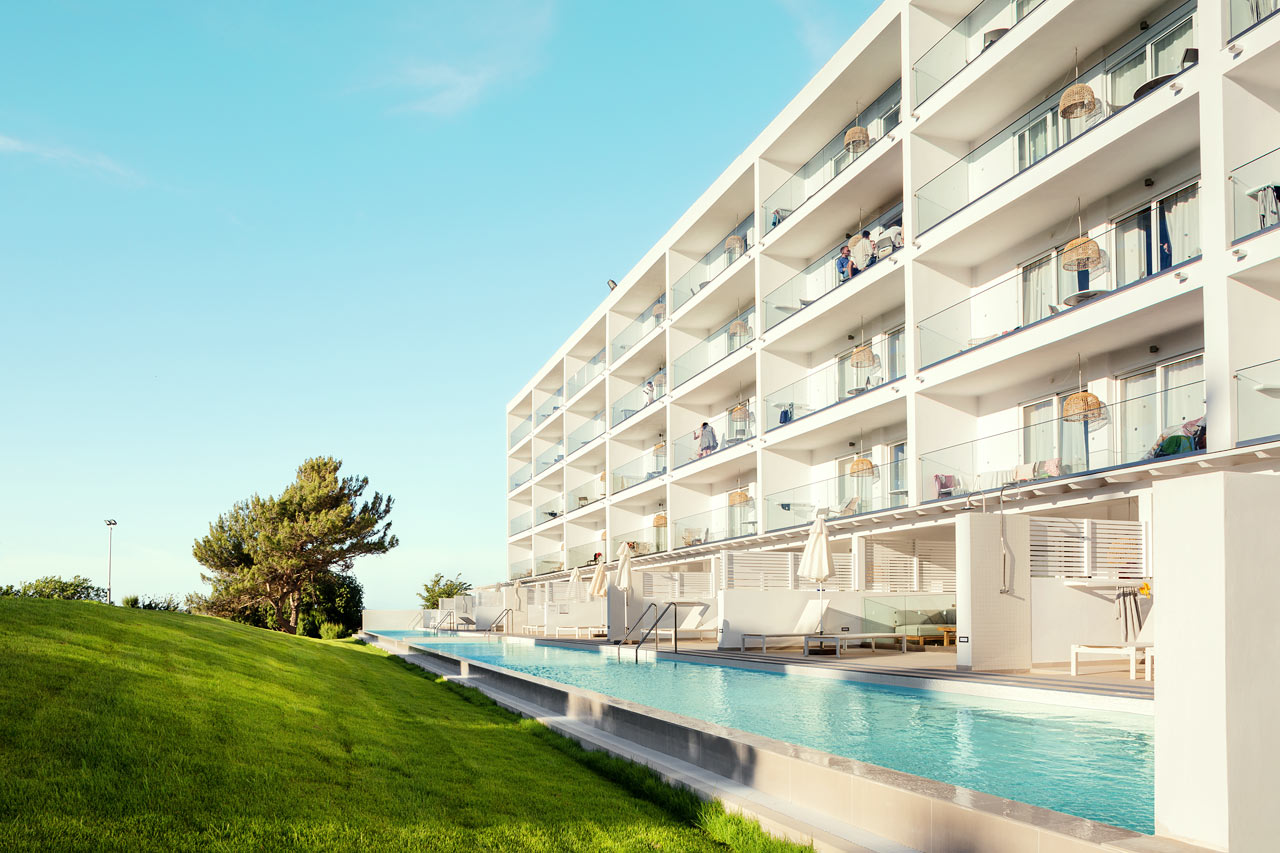 Royal Pool Suite -kaksiot, iso terassi ympäristön suuntaan sekä Family-kaksiot ympäristön suuntaan (Athena)