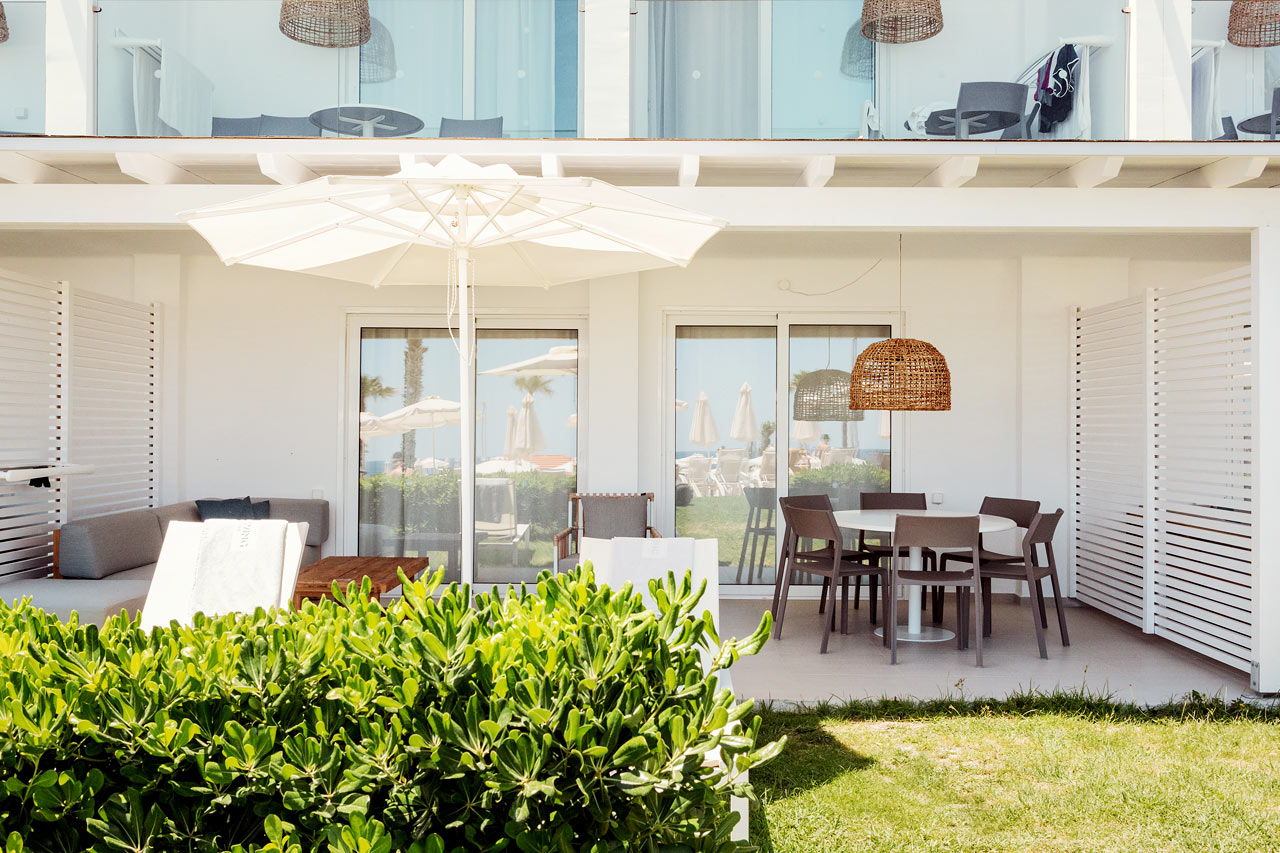 Royal Lounge Suite -kolmio, iso terassi allasalueelle päin (Athena)