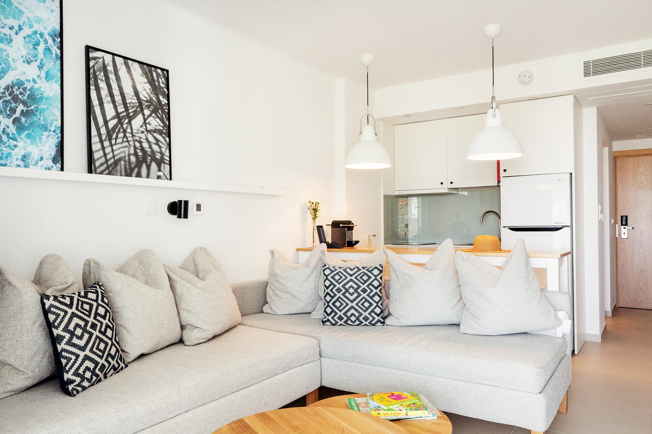 Royal Lounge Suite -kolmio, iso terassi allasalueelle päin (Athena)
