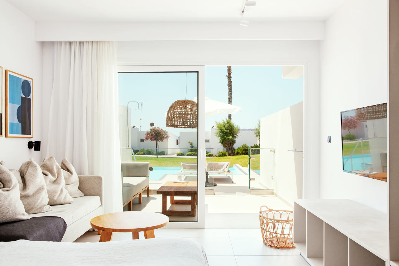 Royal Pool Suite -yksiö, FAMILY-yksiö, jossa parveke puutarhaan päin (Ariadne)