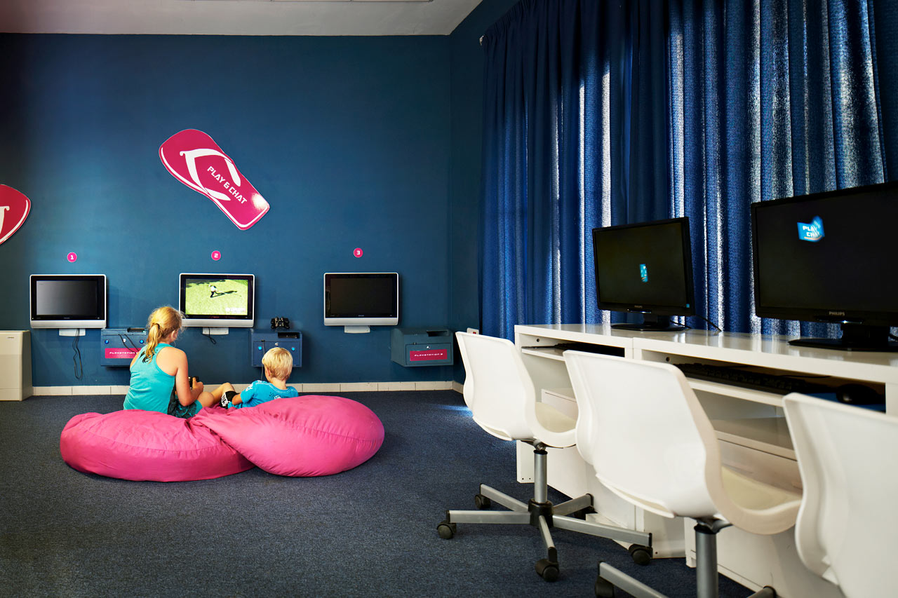 Play & Chat -huoneessa vähän suuremmat lapset voivat viettää hetken digipelien parissa tai surfata netissä.