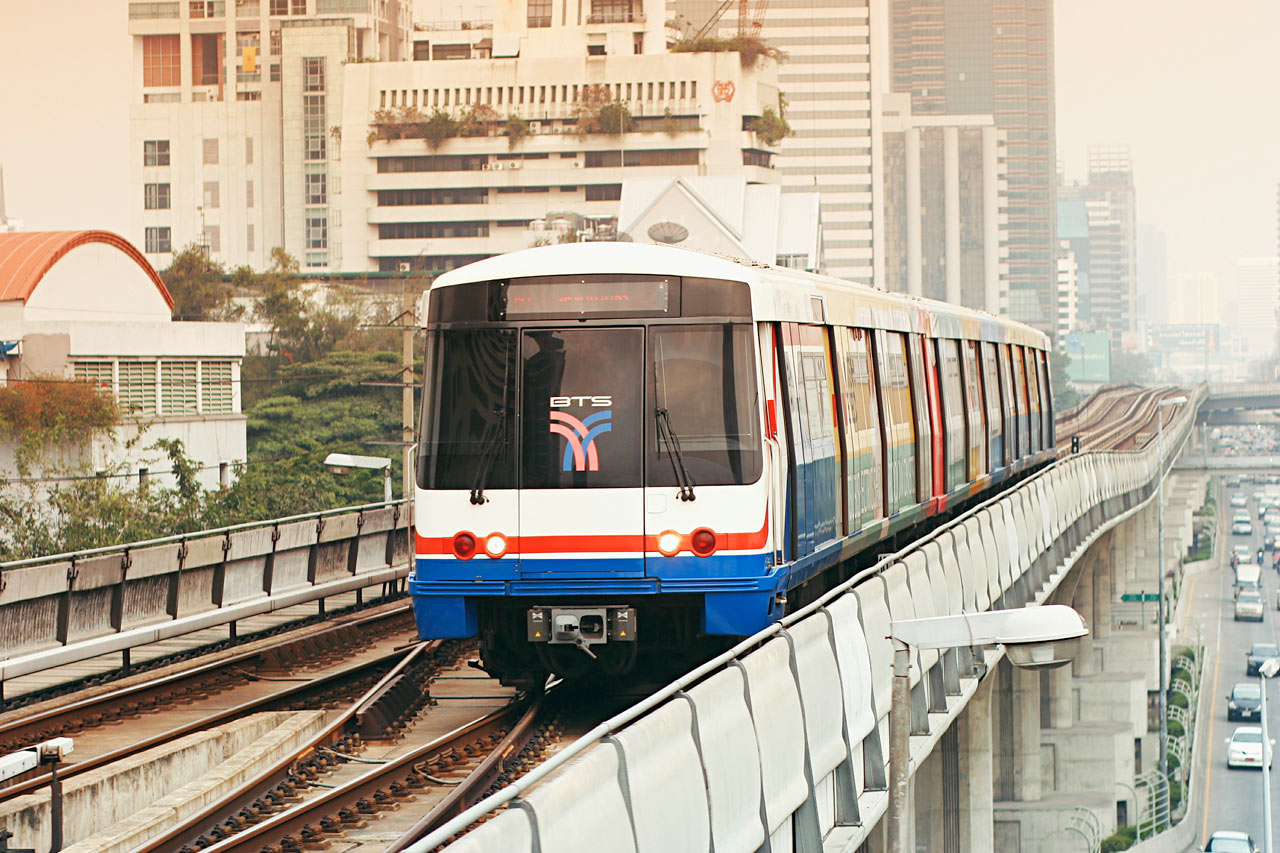 Skytrain kulkee 15 metriä Bangkokin katujen yläpuolella ja on kätevä kulkuväline.