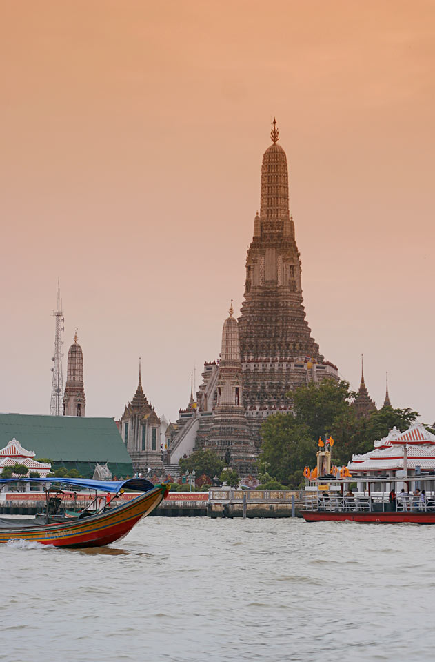 Buddhalainen temppeli, Wat-Arun, on suosittu vierailukohde.
