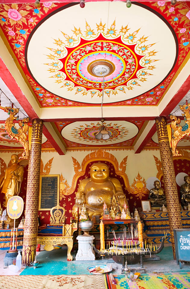 Koh Samuin pohjoisosassa on buddhalainen temppeli, Wat Phra Yai.