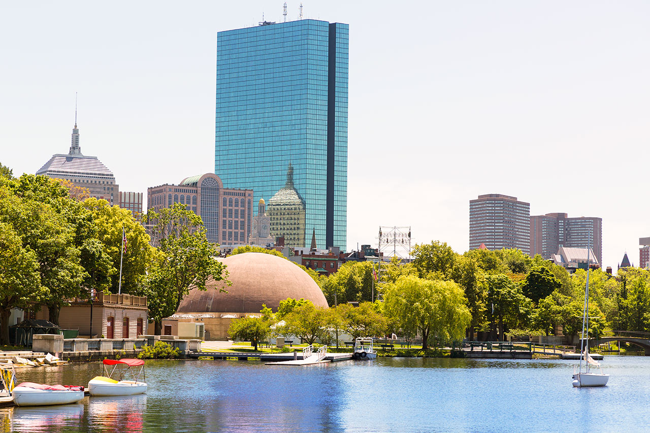 Purjeveneitä hienon Charles River Esplanade -puistoalueen vieressä
