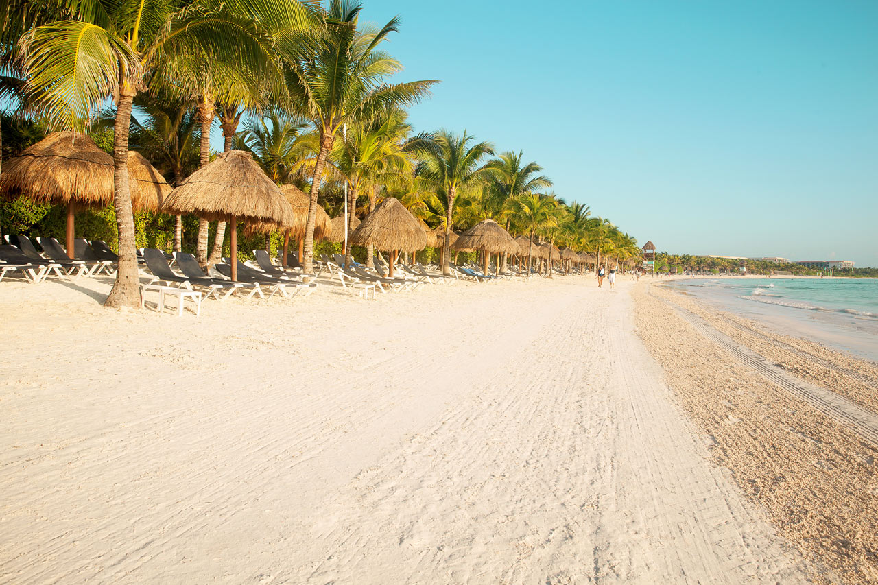 Grand Palladium Colonial White Sand Resort & Spa- ja Grand Palladium Royal Suites Yucatan -hotellien edessä oleva ranta