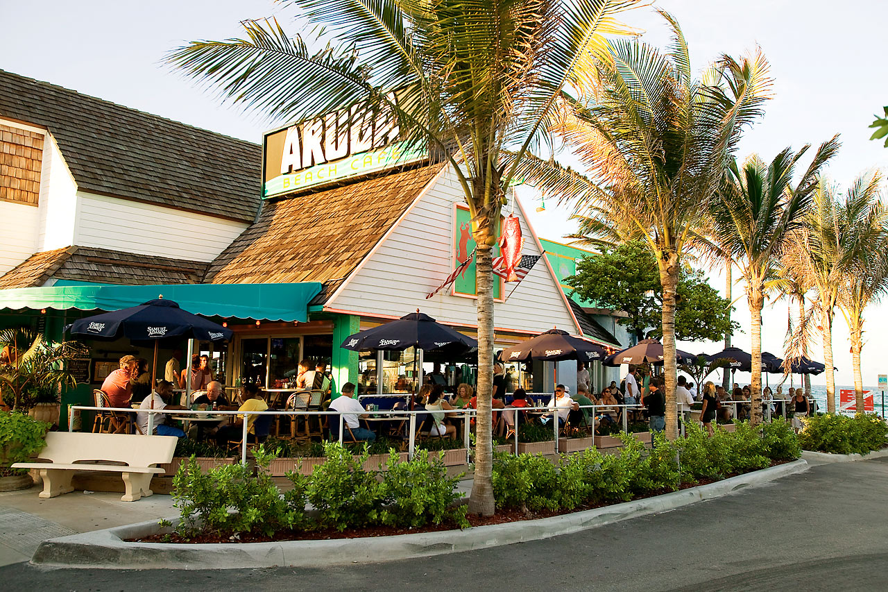 Suosittu Aruba Beach Bar sijaitsee rannalla Lauderdale by the Seassa