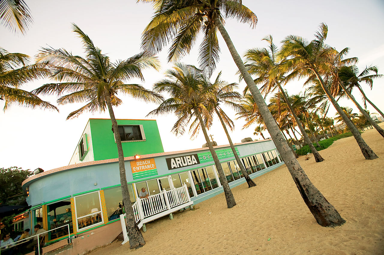 Suosittu Aruba Beach Bar sijaitsee rannalla Lauderdale by the Seassa