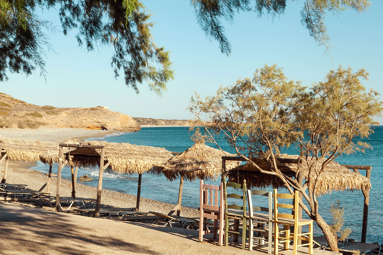 Pieni, vähän syrjemmällä oleva Green Beachin ranta Makrigialoksessa