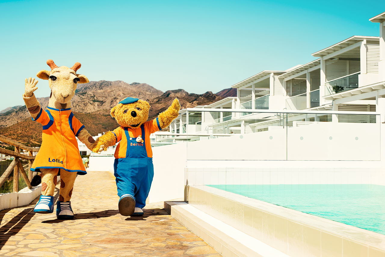 Sunwing Makrigialos Beach -hotellissa voit tilata Lollon tai Bernien käymään luonasi henkilökohtaisesti