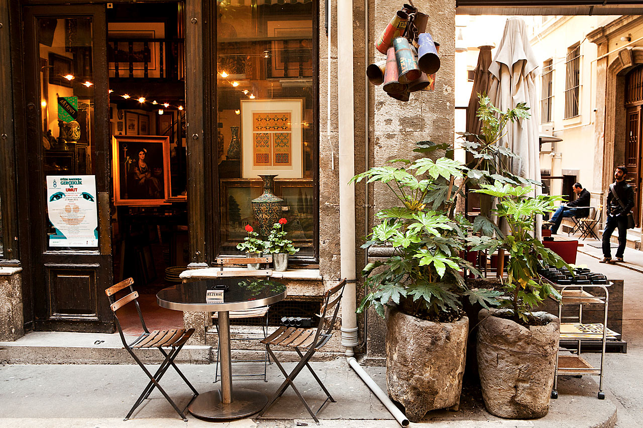 Kahviloita ja gallerioita Tünel Geçidi -kadulla, Beyoglu