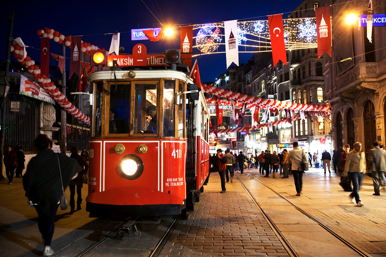 Tünel-Taksim -linjan raitiovaunu suurella Istiklal Cadessin ostoskadulla, Beyoglu