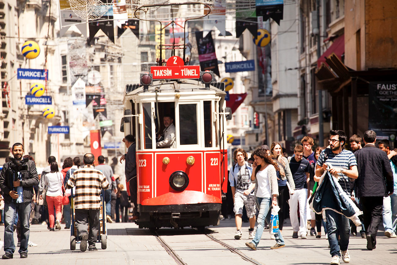 Raitiovaunu suurella Istiklal Cadessin ostoskadulla, Beyoglu