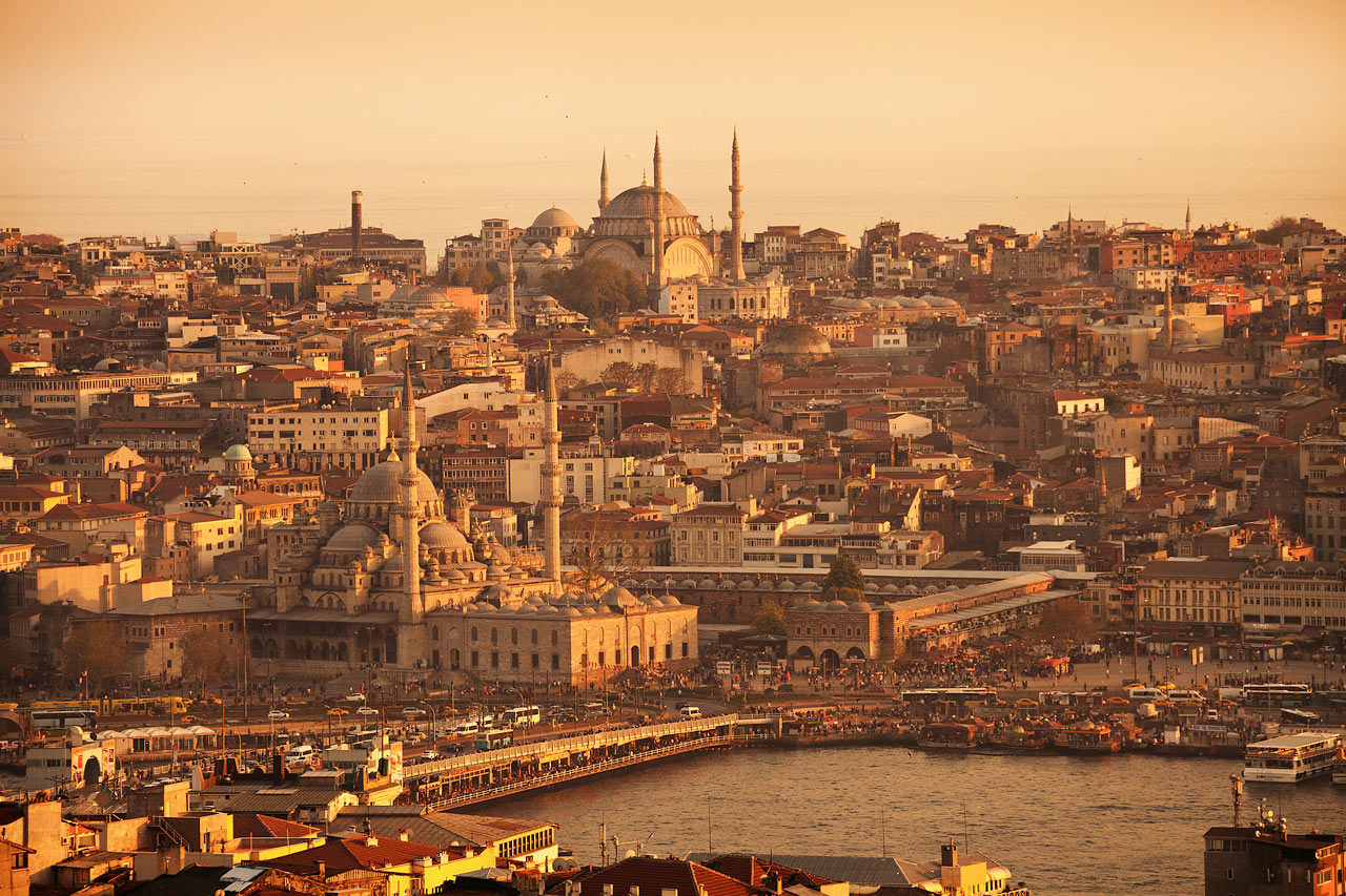 Auringonlasku Istanbulissa - Galata-silta, Kultainen Sarvi ja Sultanahmetin alue Pera-hotellin Roof Top -baarista katsottuna