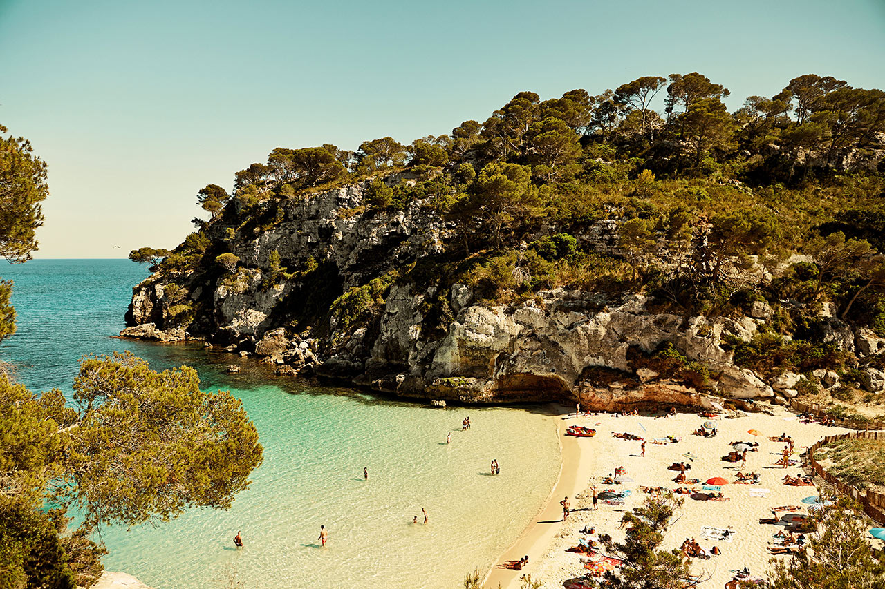 Cala Macarelleta, joka sijaitsee noin 2 km:n päässä Cala Galdanasta