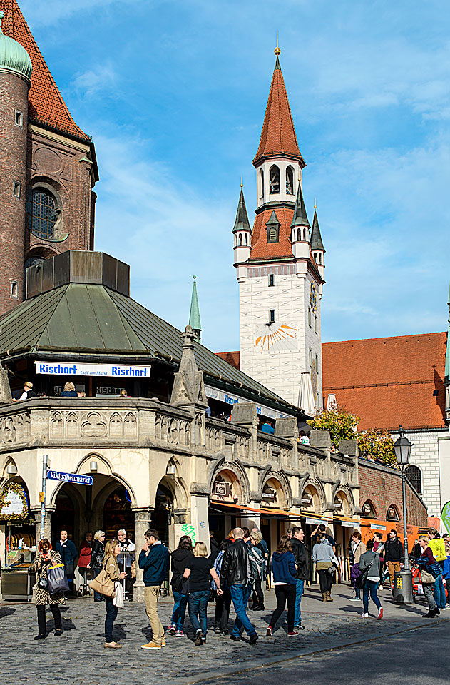 Viktualienmarkt. Vanha kaupungintalo taustalla.